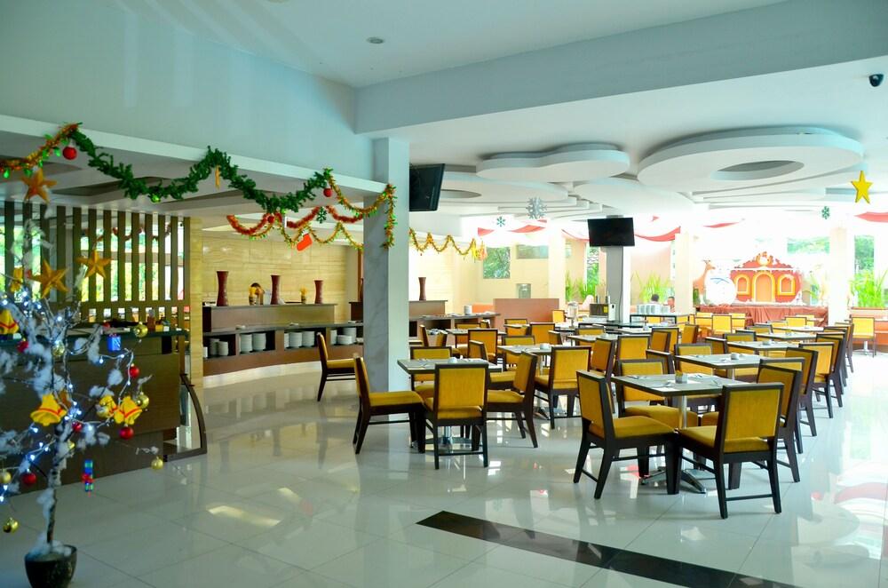 Grand Cakra Hotel Malang Exterior photo