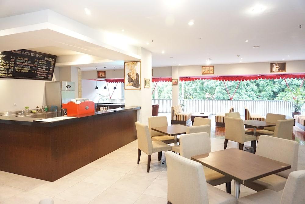 Grand Cakra Hotel Malang Exterior photo