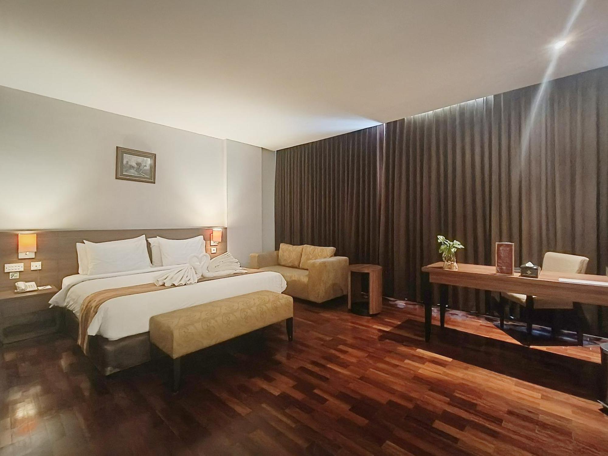 Grand Cakra Hotel Malang Exterior photo