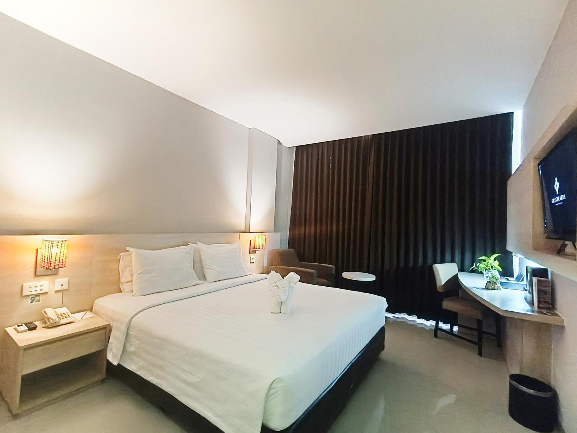 Grand Cakra Hotel Malang Exterior photo