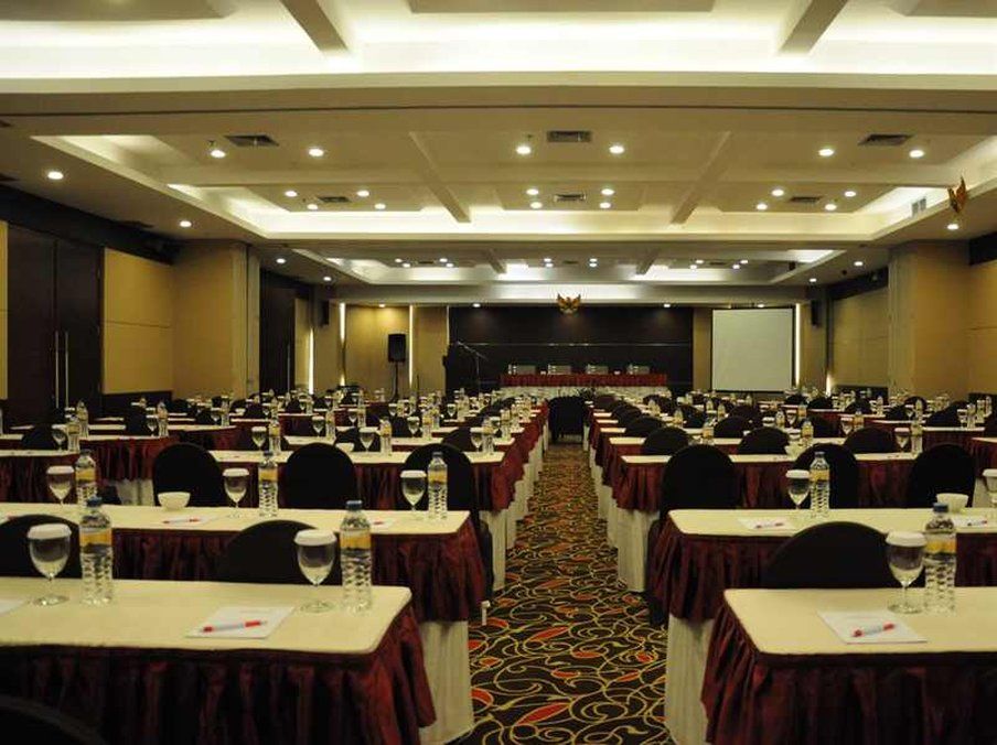 Grand Cakra Hotel Malang Exterior photo
