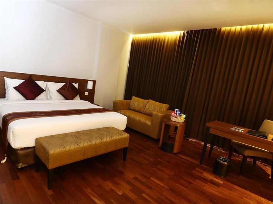 Grand Cakra Hotel Malang Exterior photo