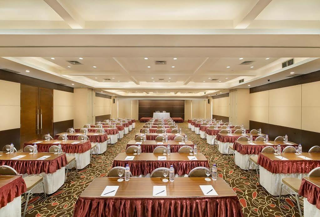 Grand Cakra Hotel Malang Exterior photo